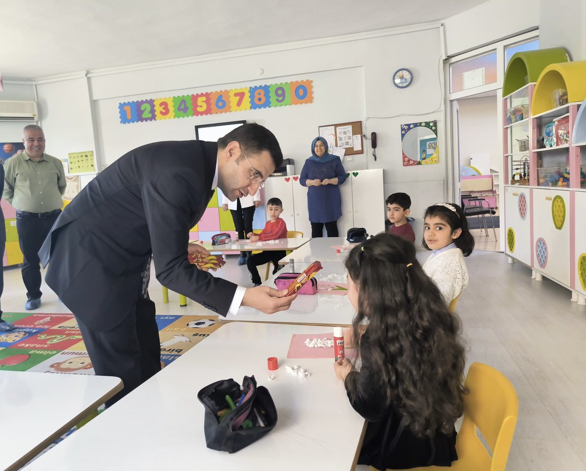 Kaymakamımız Sayın İsmail Pendik; İlçe Milli Eğitim Müdürü Fikret Elaltuntaş ile birlikte Nene Hatun Anaokulu’nu ziyaret etti. 
Kaymakamımız Sayın Pendik, öğrenci ve öğretmenler ile sohbet ederek, eğitim öğretim hayatlarında başarılar diledi.
#Bağlar #Diyarbakır