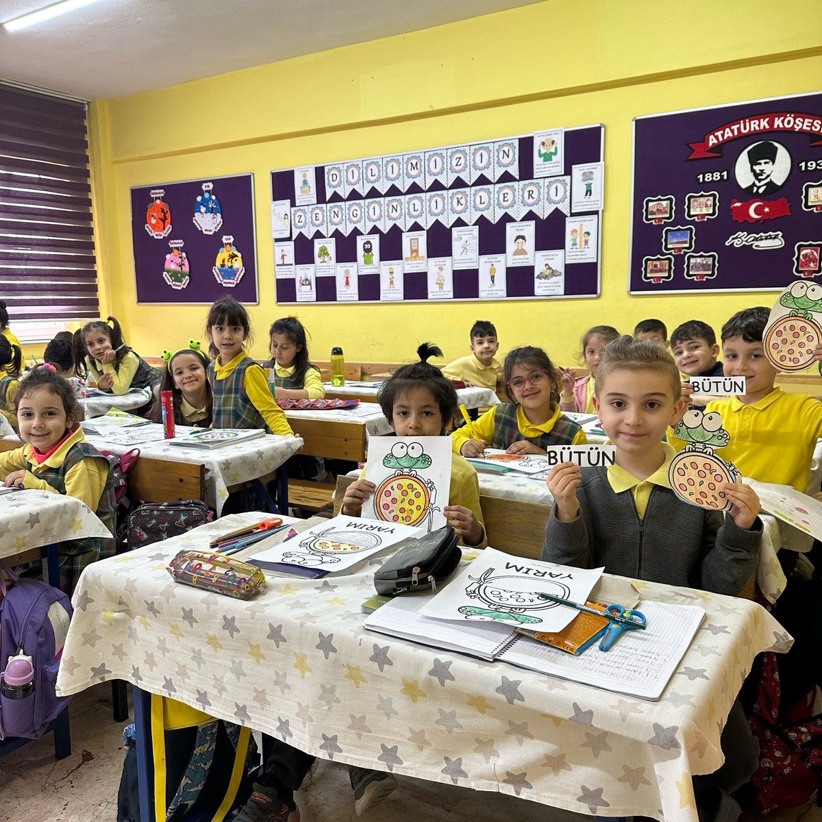 EN EĞLENCELİ MATEMATİK

1/G sınıfı,  öğretmenleri Gözde OKUTUR eşliğinde Matematik dersinde kesirler konusunu eğlenerek öğrendi.