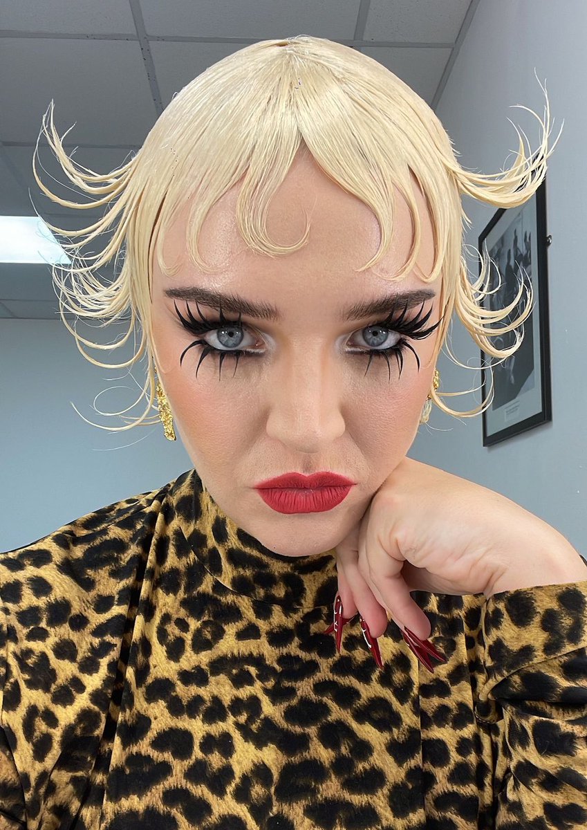SELFESTEEM___'s tweet photo. New manifestation triangle needed! I’m a guest judge on @dragraceukbbc tomorrow night. @bbcthree, 9pm. https://t.co/CN6kzQUhVo