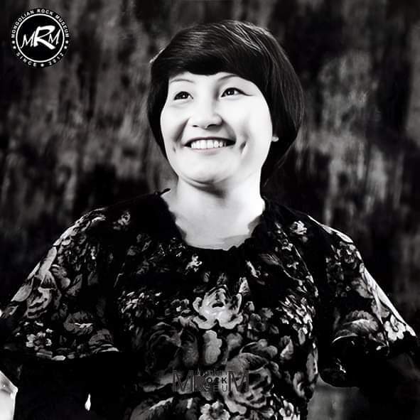 Өмсөж амжаагүй үйтэн хуар
20 жил эстрадын тайзыг эзэгнэж, яруу эгшиглэнт хоолойгоор үндэсний радио долгионыг чимсэн алдарт дуучин Л.Оюунчимэгийн тухай бүтэн өгүүлнэ гэвэл хэрийн ном багадна. "Цэцэгт нугын эрвээхэй", "Намрын дурдатгал", "Амрыг айлтгая", "18 нас", "Дөрвөн улирал,