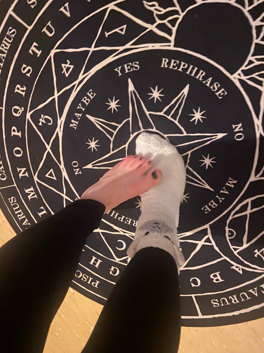 HerrinVik666's tweet photo. #Socken und #Füße ... #Herrin #Domina #Jungherrin #gothherrin #gothic #goth #sklaven #herrinsuchtsklaven #knietnieder #küssmeinefüße https://t.co/mZrNb75rw7