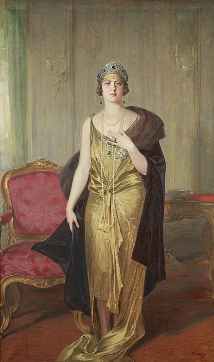 Doilynet's tweet photo. Described as a gold and diamond military bar brooch at auction… I bagged it… knowing it obvs a royal monogram. A bit of googling told me the royal cypher of HM #QueenMaria of Yugoslavia. No doubt a presentation piece given by HM to a member of her staff or overseas official. https://t.co/0hHrm3OMvS