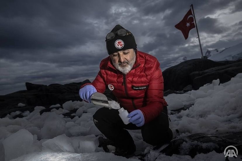 TUBITAK_MAM's tweet photo. Antarktika’ da gerçekleştirdiğimiz bilimsel araştırmalar, çevre koruma, deniz bilimleri ve enerji sistemleri gibi alanlarda ülkemizin ulusal bilim kabiliyetlerini güçlendirmeye ve uluslararası alanda katkı vermeye devam ediyoruz. 🌍🔬

@Tubitak 

👉 https://t.co/v69ETWqqna https://t.co/uQ5RKibZQH