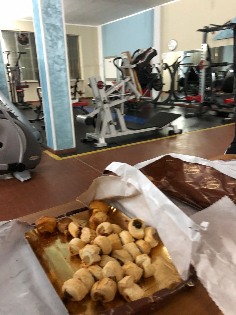 Not me eating LOTS of savoury while working out. In the end, I didn't even have dinner 😅😅 (yes, I realized a dream I didn't know I had: eating snacks while running on the treadmill 😂)