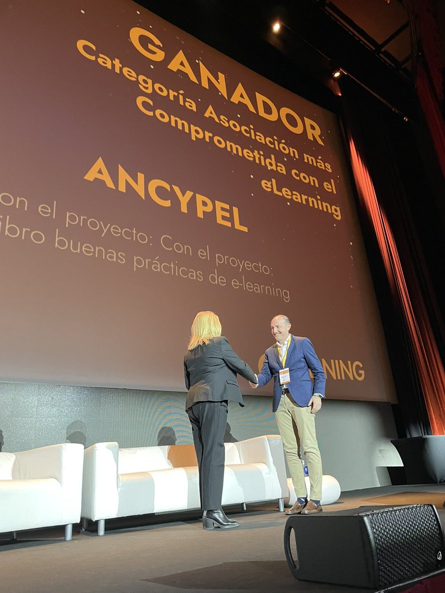 AEFOL's tweet photo. Isabel Fuentes @isfuar, directora de @AEFOL, entregó  el #Premio #EXPOELEARNING 2024 al gerente de Ancypel @Educanced https://t.co/sx4i4iLfcV