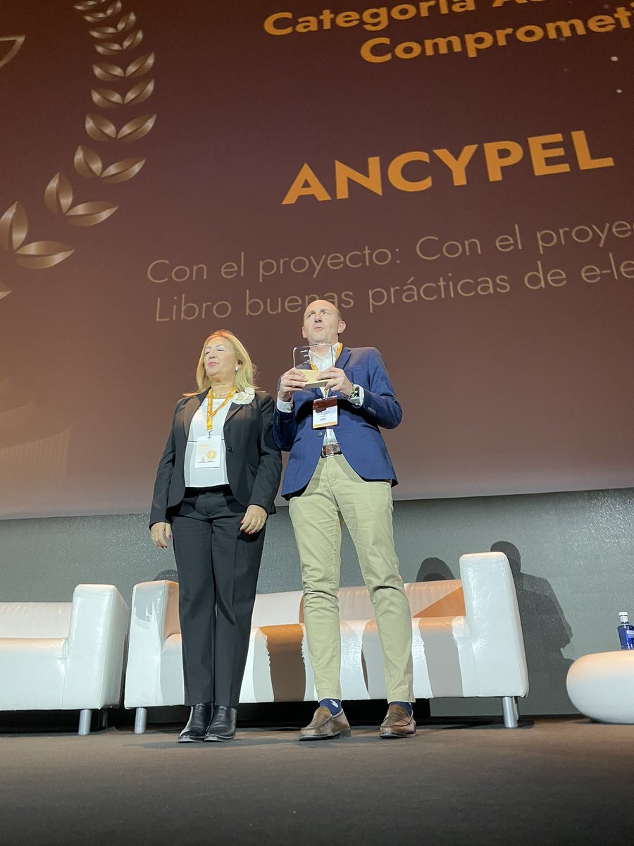 AEFOL's tweet photo. Isabel Fuentes @isfuar, directora de @AEFOL, entregó  el #Premio #EXPOELEARNING 2024 al gerente de Ancypel @Educanced https://t.co/sx4i4iLfcV