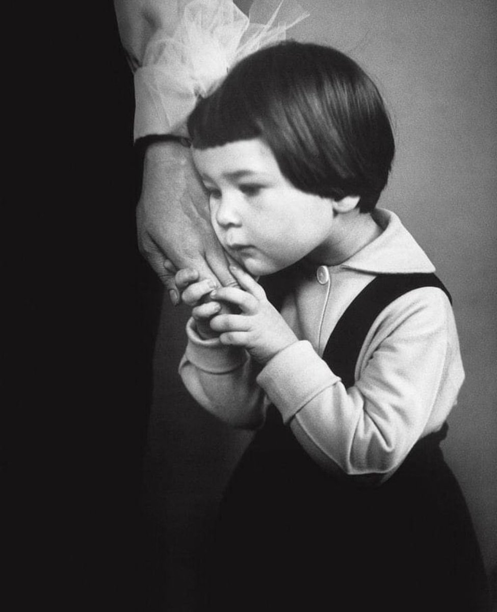 Les mamans ne devraient pas mourir. Pas. Jamais. Même à la fin du monde qu'est leur grand âge, il faudrait que le miracle ait lieu. Qu'à la fin, elles cessent de vieillir et restent le temps qu'on les rejoigne pour que plus de larmes ne viennent mouiller le chagrin...

🤍