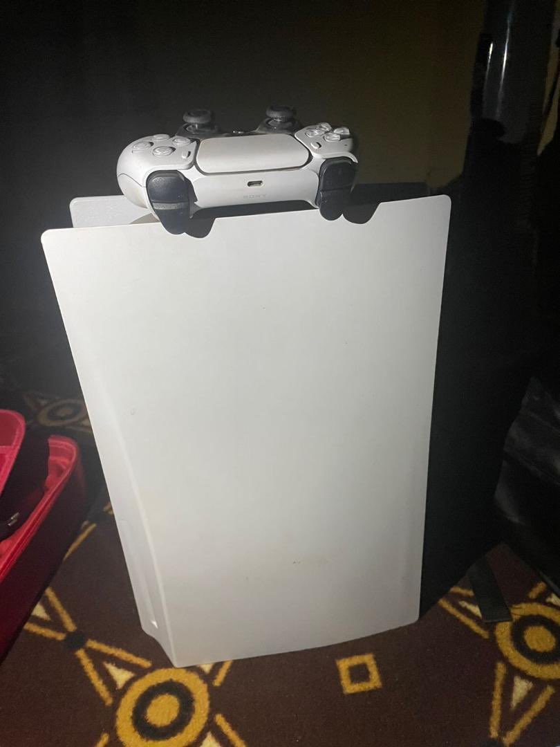 Look at her 😻 
She comes with a carton and a single pad.

Fifa23, Pes 23, Need of speed, Mortal kombat, God of war, Dead or alive, Dead pool, Gta, Assassin’s creed & Hit man. 
📍 Lugbe
🏷️ 700k