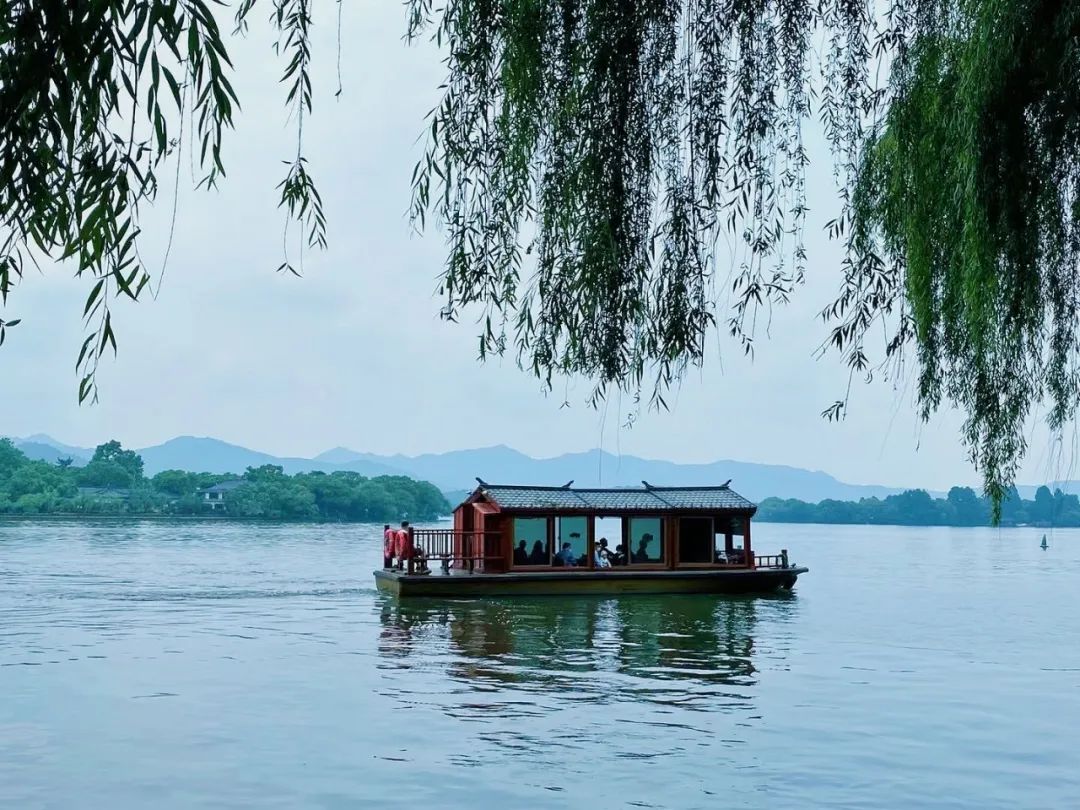 📢Here comes a friendly reminder: During the #QingmingFestival and #LaborDay holidays, as well as on weekends during the peak season from Mar 9 to May 31, odd-even plate number restrictions🚗 will apply to vehicles in the West Lake scenic area in #Hangzhou. #HangzhouStories