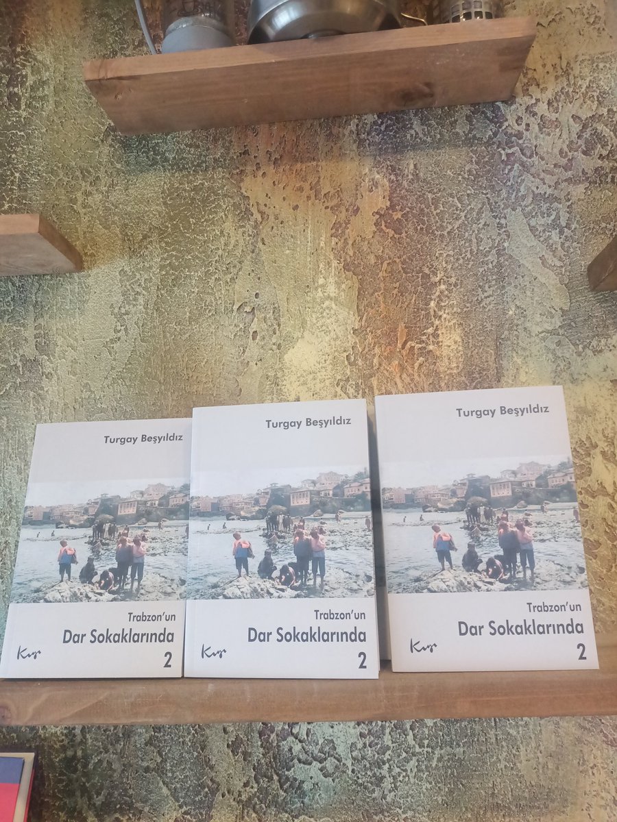 Hani nerede ?
Mısır tarlaları, tütün damları
Bozbakanlar ile bıldırcın sürüleri
Sarı kulak kefali, hamsi sürüleri
Masmavi deniz, kaya midyeleri
Bayram günlerindeki nane şekeri 
Hani nerede? 
Nerede? 
O eski çocukluk günleri...