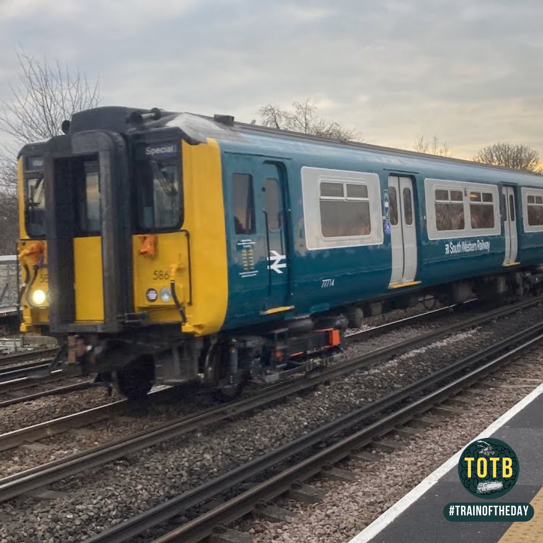 🚆 South Western Railway have repainted a Class 455 unit into a retro BR livery - and it looks splendid!

🔵 Well done SWR. 455868 will certainly turn some heads. 

⭐️ 14/10 - Magic. 

📸 Jeagles - shorturl.at/xHLV2

#trainoftheday #totb #trains #railways #Class455