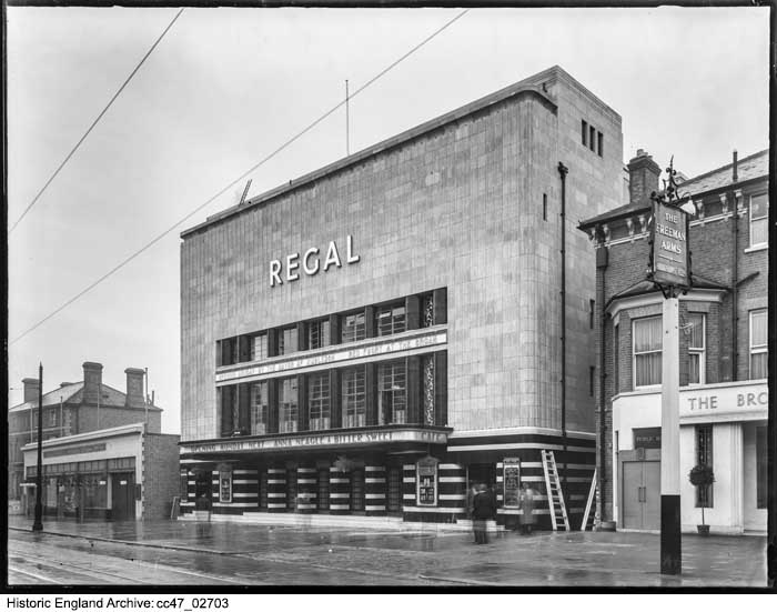 Today's image from the Historic England Archive takes us back to November 1933, and the new Regal Cinema on The Broadway in Wimbledon, Merton, Greater London. You can see more Archive images of Merton👇 historicengland.org.uk/images-books/p… #Merton