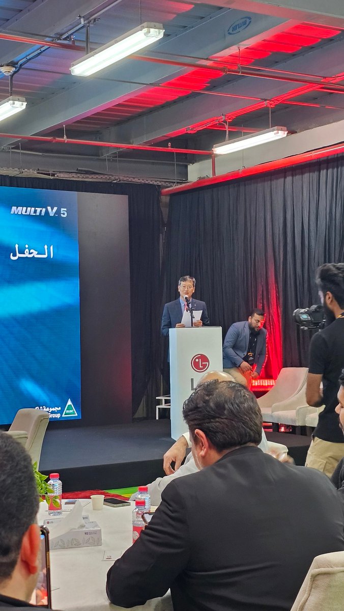 bander_alali's tweet image. المدير التنفيذي ل إل جي الشرق الاوسط السيد لي: هدفنا المساهمة في تحقيق رؤية 2030 بتقديم منتجات مميزة بالتعاون مع مجموعة شاكر.
وأحد تلك الثمرات نظام تكييف #MultiV   #صنع_في_السعودية