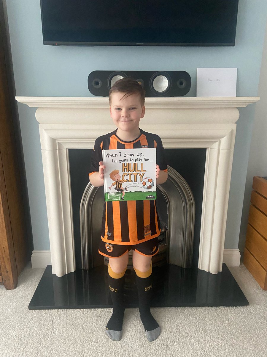 dazpattrick's tweet photo. That's my boy! 🖤🧡 @HullCity @acunilicali @TanKeslerHCAFC #WorldBookDay https://t.co/UUJZfre5Pr