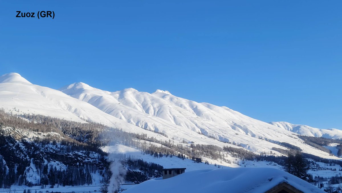 Après les chutes de #neige des derniers jours, le soleil fait sont retour ce jeudi dans les #Alpes alors que les nuages bas sont encore nombreux sur le #Plateau et le #Jura. Photos : 'Observations Météo' - App MétéoSuisse