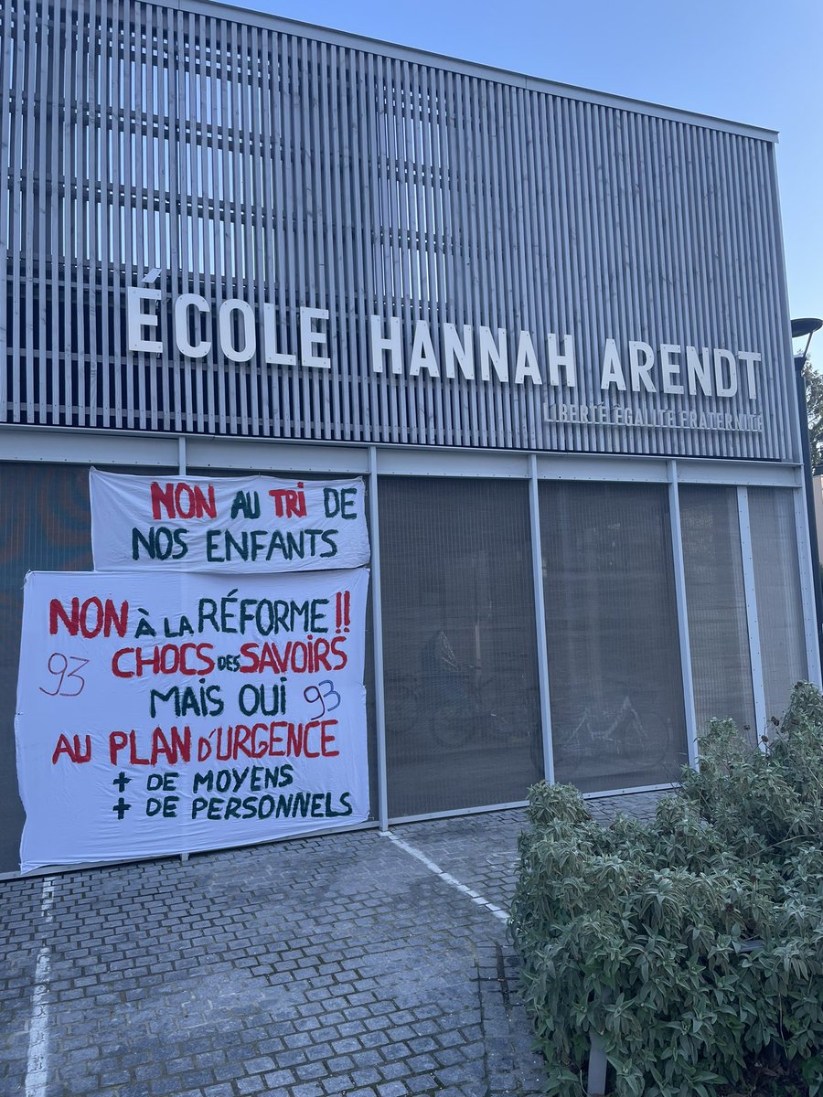MainaMarjany's tweet photo. Les écoles du 93 se mobilisent contre la réforme #chocdessavoirs @GabrielAttal https://t.co/wfK704dOYu