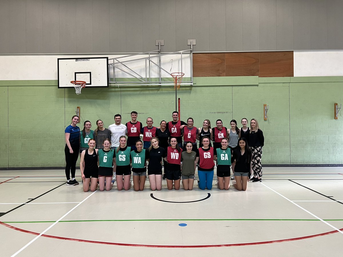 DunfermlinePE's tweet photo. Staff - 1 😮‍💨 vs Pupils - 0 😬

The staff netball team were victorious last night, in what was a close match up until the final whistle. Well done to all involved. 🏐👏🏼

P.S - Better luck next year seniors. 😅 https://t.co/vRWYKsQEqb