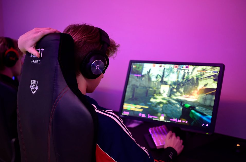 LFT | Rifle (🇬🇧/🇫🇮)  

4.2k hours 
2.4k elo
17yo 
3x Esea Open 
Flexible schedule 
Open to any rifle roles  

Retweets more than appreciated ❤️