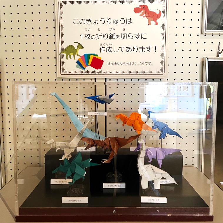 mc_kagakukan's tweet photo. 【折り紙のきょうりゅう🦖⭐️】
大人気「新・恐竜大進撃」をもっと楽しく見てもらうために、当館スタッフ・えりりんが折り紙できょうりゅうを作りました☺️🌈
遊びに来たら、どこにあるか探してみてくださいね🦕💚
#恐竜 #折り紙 https://t.co/DBJ8elYXBa