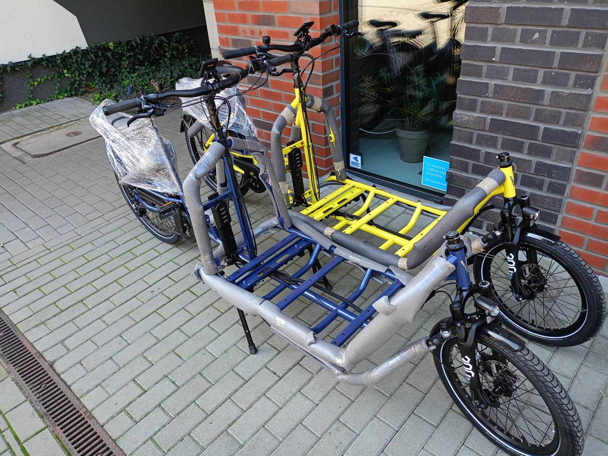 UrvisB's tweet photo. #Cargobikes are not just about fighting traffic jams, making more efficient #deliveries, shopping and so on.

It's also a pure pleasure to move around the city, playing with style and.... colours!

When customizing your Urvis Bike you have the entire #RAL palette to choose from. https://t.co/mEW9WRGYvV