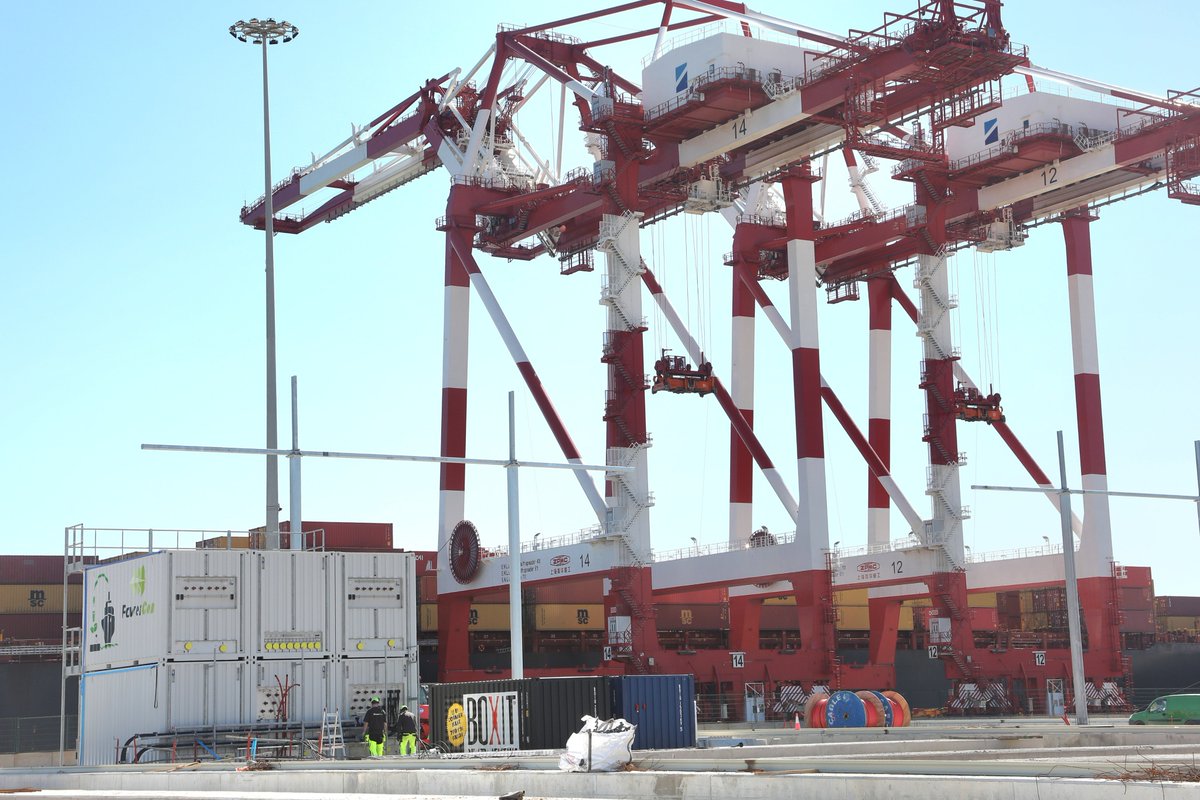 🔌¡El primer OPS del #Port llega a la terminal BEST! 🙌 ⚡ El objetivo es conectar barcos portacontenedores a la red eléctrica en julio, de forma que éstos puedan detener sus motores mientras están amarrados y reducir así las emisiones que generan. 🔗 bit.ly/3T3KSCq
