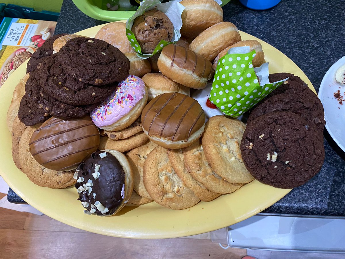 Tonight over 40 of our clients enjoyed a Mexican delight of enchiladas, wedges, spicy chilli cheese, salsa and Pico de Gallo 🇲🇽 Followed by delicious cakes all kindly donated by @greggs_official Fingerpost 🧁 @FMerseyside and prepared by our amazing volunteers thank you all 💙