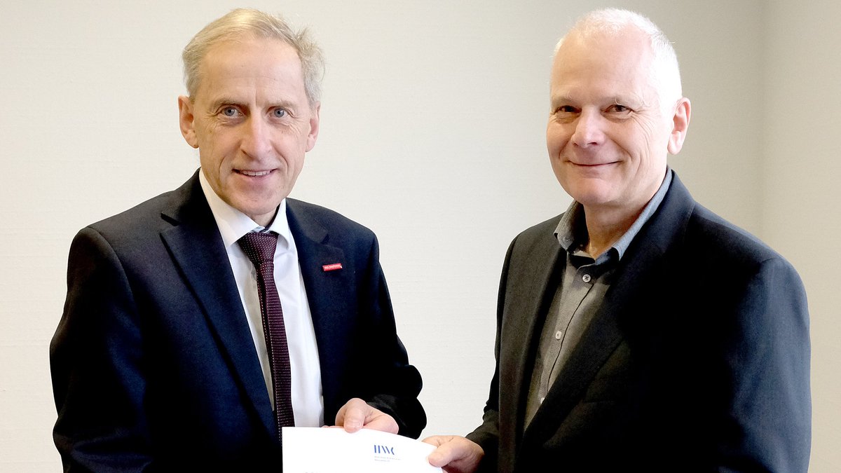 Dr. Martin Strohmeyer wurde jetzt als neuer Sachverständiger im Bezirk der HWK Düsseldorf vereidigt. Er erhielt die Bestellungsurkunde aus der Hand von Kammer-Hauptgeschäftsführer Dr. Axel Fuhrmann. #Handwerk (Foto: Wilfried Meyer)