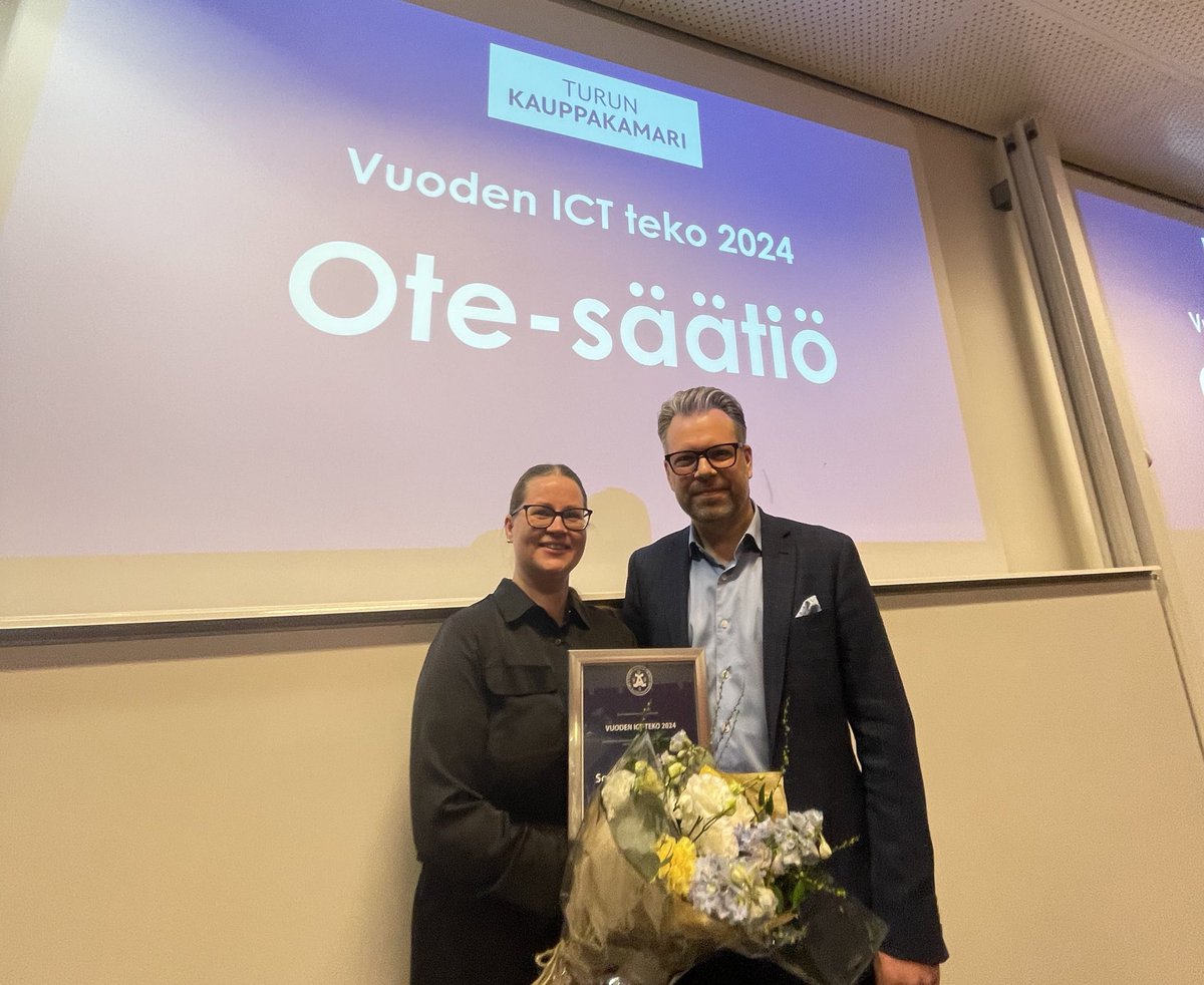 Onnea Vuoden 2004  ict-teko-tunnustuksesta Ote-säätiö 🌹<a href="/kauppakamaritku/">Turun kauppakamari</a> 

Kuvassa säötiön tj. Tanja Vanharanta ja tunnustuksen luovuttanut <a href="/PetriSyvajarvi/">Petri Syväjärvi</a>
