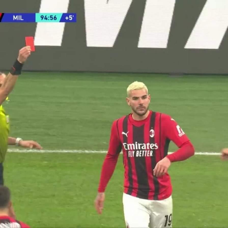 DrTuitter's tweet photo. 🟥 Il rosso più bello della storia del calcio. 
❤️ Un rosso che valeva un goal, una stagione, uno scudetto. Grazie Capitano #Milan https://t.co/VaxlxTWF3s