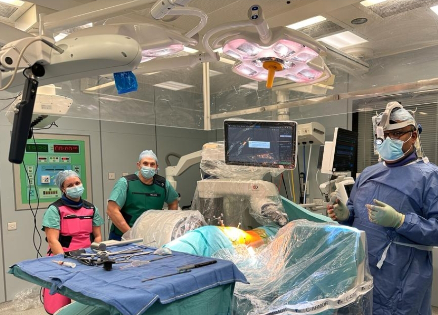 Mr. Deb Roy, Spinal Surgeon at Mater Private Network, recently completed two new types of robotic-assisted spine surgeries, the first of their kind in Ireland. Read more bit.ly/48JnoYT #SpinalSurgery