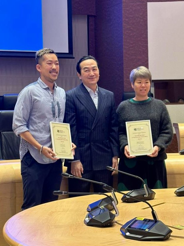 iamtommiii's tweet photo. This ain’t just a best paper award, but a reassuring recognition of my 5-year study of #HKCreativeLabour (2016-2021). Thanks to @ahks4hk also to @EJCS_Journal for publishing this work #PlatformsPoliticsAndPrecarity
#CLS #HongKongStudies #TVWorkers
https://t.co/k81UGNVLsx https://t.co/vtQoWzn0gO