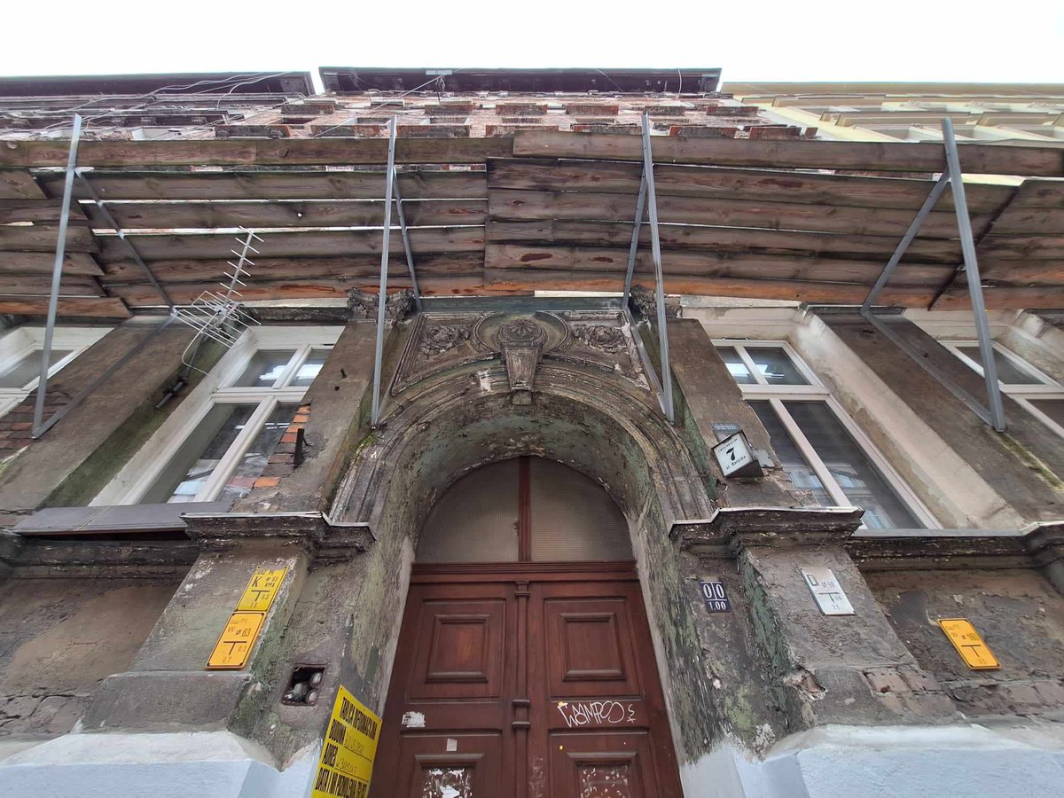 Naprawa ścian, nowe tynki, odtworzenie oryginalnych elementów dekoracji fasady, remont dachu i piwnic. To wszystko w budynku przy ul. Baryckiej! 

<a href="/ZZKwro/">Zarząd Zasobu Komunalnego</a> sprawdza właśnie oferty złożone przez wykonawców, następnie podpisanie umowy i już mogą rozpoczynać się tam prace. Ich finał