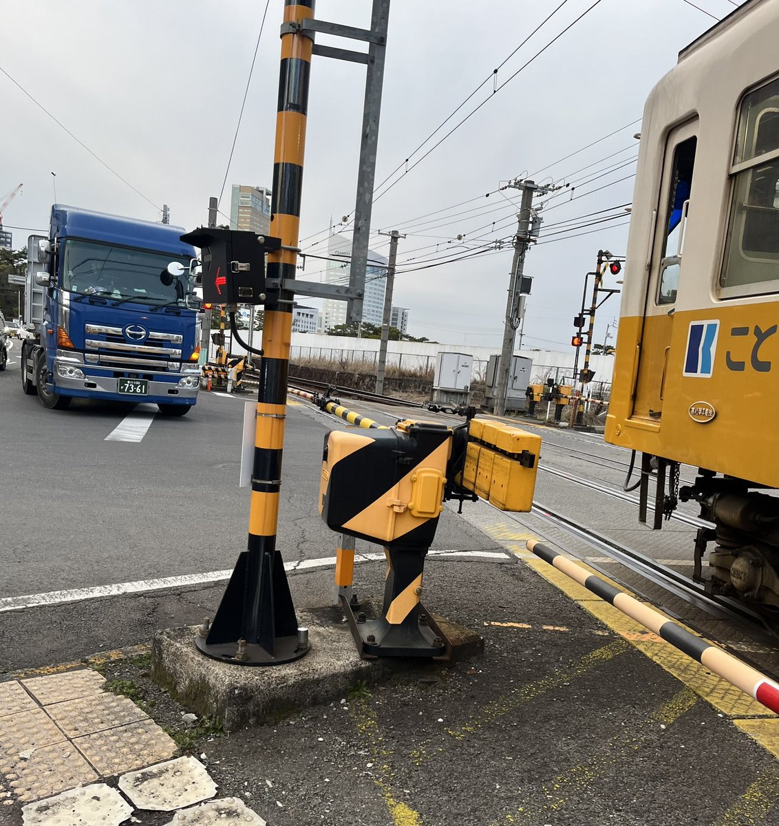 mico0107's tweet photo. 急に目の前で電車が汽笛を鳴らして緊急停止🚨何事⁉️と思ったら一番前に止まっていたトラックのミラーが踏切の先っぽに引っかかってた🚃怖ッ😱 https://t.co/kccW2em6Sf