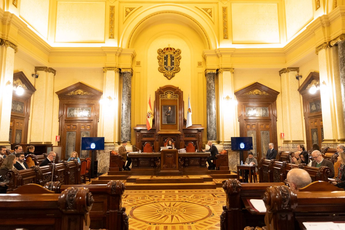 Bos días, #Coruña. 🗣️ Hoxe é xoves, 7 de marzo, e nuns intres comezará a sesión ordinaria do Pleno municipal no Concello. 🔴 Lembra que podes seguilo en directo a través da seguinte ligazón: bit.ly/3LDCVOW