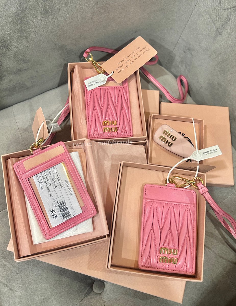 miffybrandy's tweet photo. review ⟡ miumiu leather badge holder 💗🎀🌷🖐🏻𓂂𓂂  ออเดอร์คุณลูกค้าค่า ของจริงน่ารักมากกสมกับเป็นสายคล้องบัตร miumiu เลย  อีกหนึ่งไอเท็มหายาก เอเชียไม่มีของแล้วนะคะ ✨ https://t.co/WLzhNUq5oG