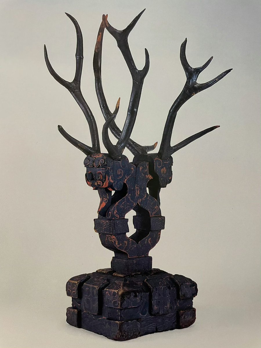 1986年湖北江陵雨台山M18出土戰國彩漆木雕鹿角雙頭鎮墓獸。四隻鹿角都是真鹿角，看風格應該是楚國產品