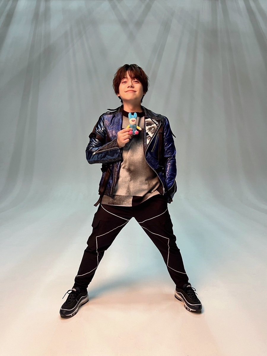 ⋰
#内田雄馬 Keep in Step with👣
本日フラゲ日＆ついに明日発売👏
⋱

JK撮影現場からオフショットラスト📸
撮影終わりの2枚をお届け🤗

💿3/13発売 │ ご予約はコチラ
yuma-uchida.lnk.to/KISW

🌐4/13開催 │ 武道館ライブ🎪
uchidayuma-special.com/2024_5th-y/ind…

#内田雄馬ツアー2023