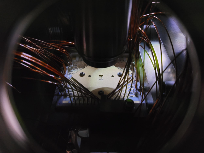 MoonjooLee's tweet photo. We have loaded 50 calcium ions in our 3D trap. https://t.co/xMAT9bm4O8