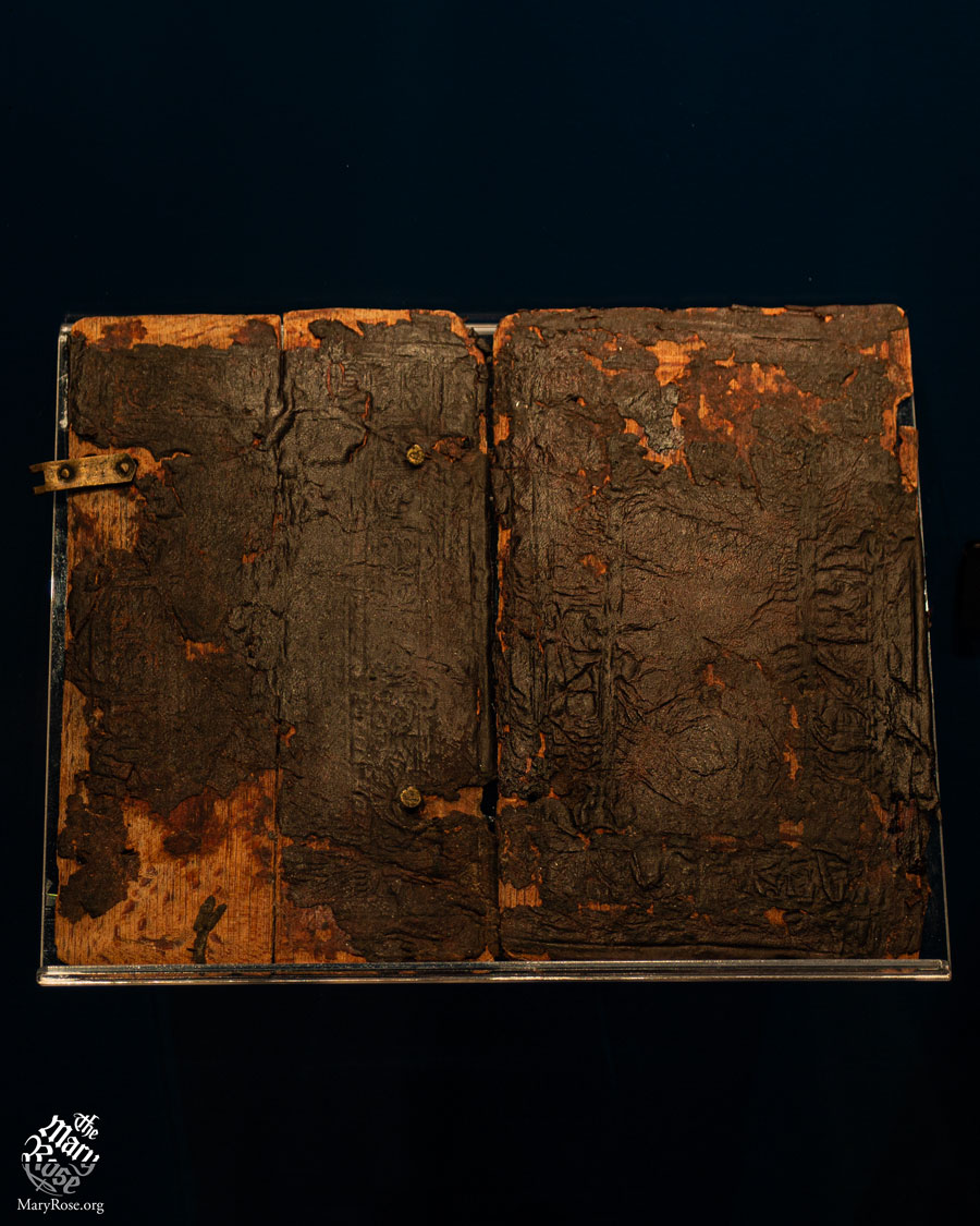They say you shouldn't judge a book by its cover, but the pages didn't survive 437 years submerged in seawater! Nine book covers were recovered from the Mary Rose, which probably belonged to officers - books were very expensive in 1545! #WorldBookDay
