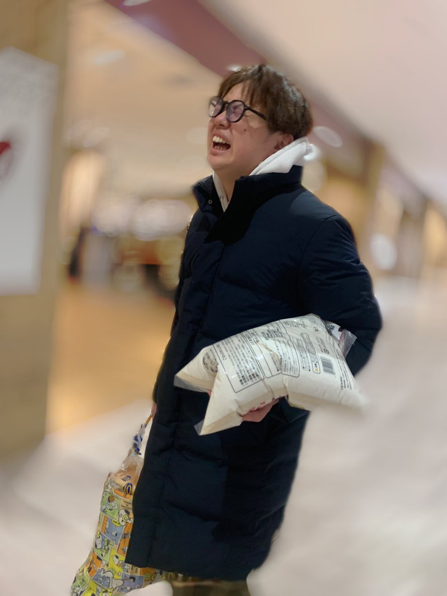 33ki__hr's tweet photo. 5キロのお米とめちゃ重くなったエコバッグ持つちかしさん🤢  でも「筋トレだから！触らないで！！！」ってどっちも意地でも持たせてくれなかった、ありがとうね ᵕ ᵕ̩̩🌷 https://t.co/F2Qvt5vWiS