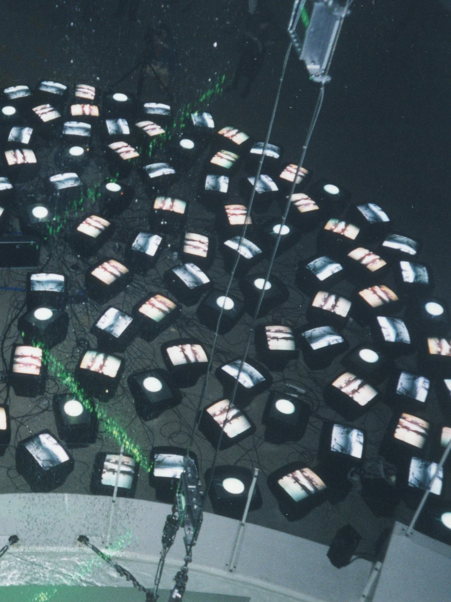 변화를 예술과 접목시킨 거장,
백남준의 예술 철학을 35년을 함께한 동료 이정성 엔지니어의 인터뷰로 소개합니다.

"수리를 위한 부품이 없어지면 그 시대의 것으로 바꾸라는 이야기가 담겨있다. 중요한 것은 모니터가 아닌 영상이라는 생각이다. 백남준은 한 명의 사상가이자 철학가였다."

©APC