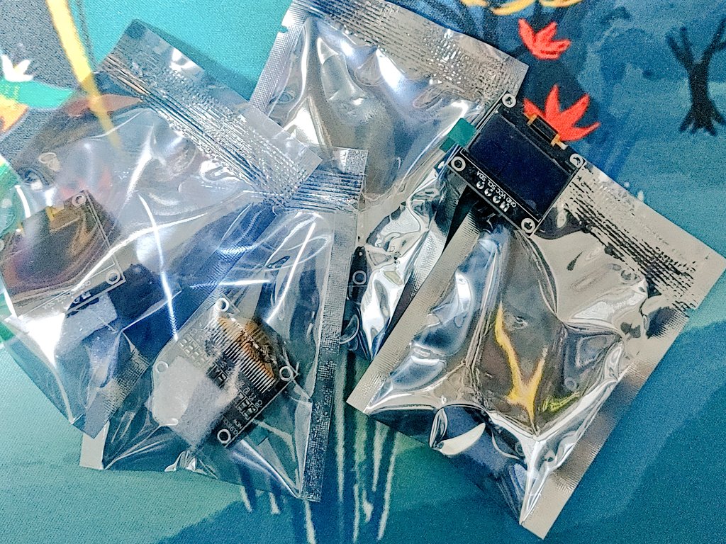 skycubic's tweet image. ちっちゃいほうのI2C SSD1306届いたヽ(´∀｀)ノ
