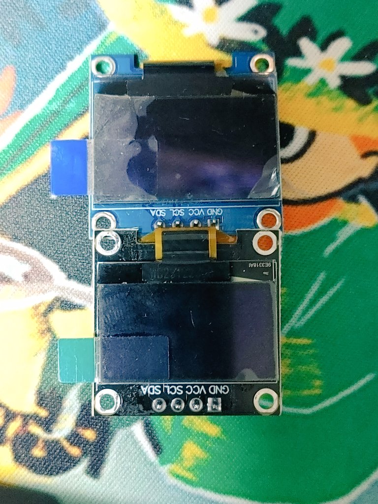 skycubic's tweet image. ちっちゃいほうのI2C SSD1306届いたヽ(´∀｀)ノ