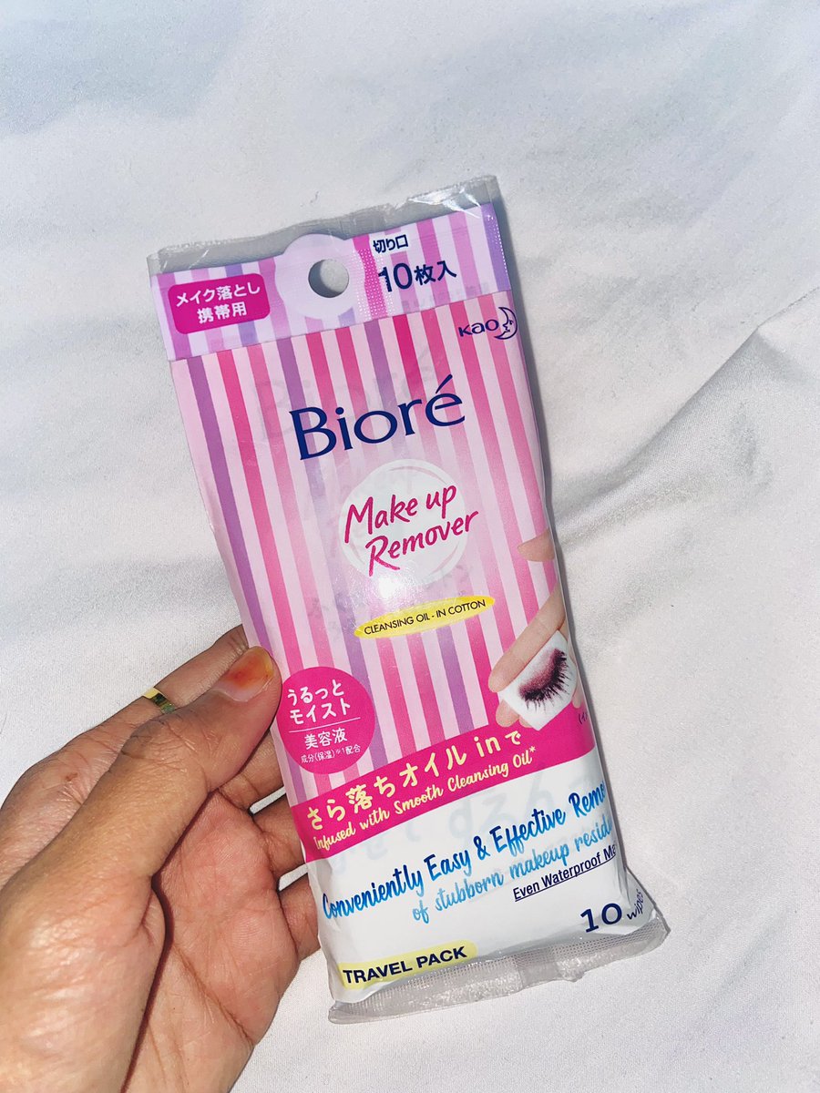 kenapa i baru tahu benda ni wujud? senang gila nak remove makeup and senang nak bawak time keluar shopping, sebab nak solat. 

sebab dia ‘cleansing oil’ wipes, so lagi function dari wet tissue. Memang makeup tanggal sekejap je nak banding dengan wet tissue, susah sikit.