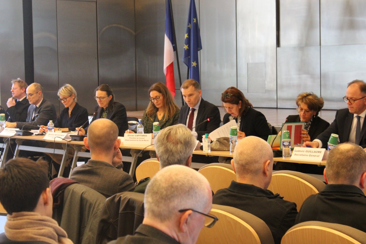 Prefet94's tweet photo. #Concertation - Quatrième comité de pilotage des #JOP2024 dans le Val-de-Marne, présidé par la préfète Sophie Thibault, en présence d'@iledefrance, de @valdemarne_94, des mairies et des services de l'Etat.
🤝 Travailler ensemble pour mieux préparer ce rendez-vous historique 🎖️🇫🇷 https://t.co/Kse4Dl5HUo