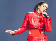 Hoy me he esforzado por entender el fenómeno Rosalía y he buscado sus grandes éxitos... La música, casi de percusión, es reiterativa y pachanguera y a ella no la entiendo. ¿En qué idioma canta?