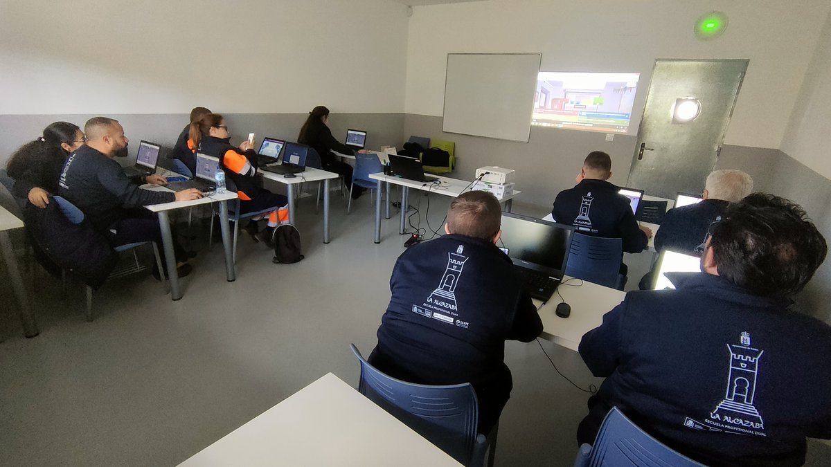 EDCasaMujerba's tweet photo. Nuevos talleres de Competencias Digitales desarrollados en la Escuela Profesional Dual de Empleo La Alcazaba de Badajoz, destinados a jóvenes integrantes de los módulos de Pintura y Jardinería. #empleo #CompetenciasDigitales #SEXPE #aupex #ayuntamientodebadajoz #empleabilidad https://t.co/Q6Ndq0SzaF