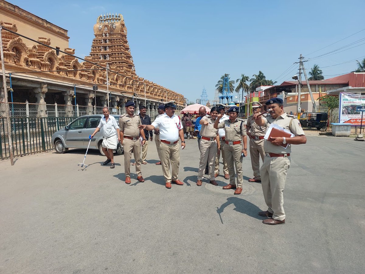 ಶಿವರಾತ್ರಿಯ ಅಂಗವಾಗಿ ನಂಜನಗೂಡಿನ  ಶ್ರೀ ಕಂಠೇಶ್ವರ ದೇವಸ್ಥಾನದಲ್ಲಿ ಭಕ್ತಾದಿಗಳು ಅಧಿಕ ಸಂಖ್ಯೆಯಲ್ಲಿ ಬಂದು ಜಾಗರಣೆಯನ್ನು ನೆರವೇರಿಸುವ ಸಂಬಂಧವಾಗಿ  ಪೊಲೀಸ್ ಅಧೀಕ್ಷಕರಾದ ಸೀಮಾ ಲಾಟ್ಕರ್  ಐಪಿಎಸ್ ರವರು ಬಂದೂಬಸ್ತ್  ವ್ಯವಸ್ಥೆ ಪರಿಶೀಲಿಸಿ  ಅಗತ್ಯ ಕ್ರಮಗಳನ್ನು ಕೈಗೊಳ್ಳುವಂತೆ  ಸಲಹೆ ಮತ್ತು ಸೂಚನೆಗಳನ್ನು ನೀಡಿದರು. <a href="/Rangepol_SR/">IGP SR Mysuru</a>