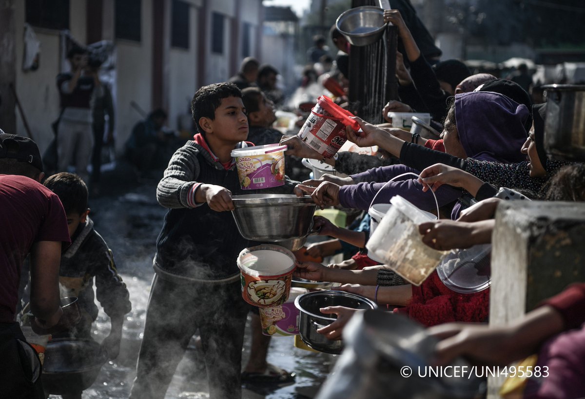 unicef_eus's tweet photo. 🆘 5 meses de conflicto en #Gaza

⚫️La falta generalizada de alimentos, agua potable y servicios médicos está afectando a niños y niñas, especialmente en el norte

‼️ Se han registrado ya las primeras muertes infantiles por desnutrición y deshidratación

🔗https://t.co/910z5Zwsb3 https://t.co/2eAkyOFEqU