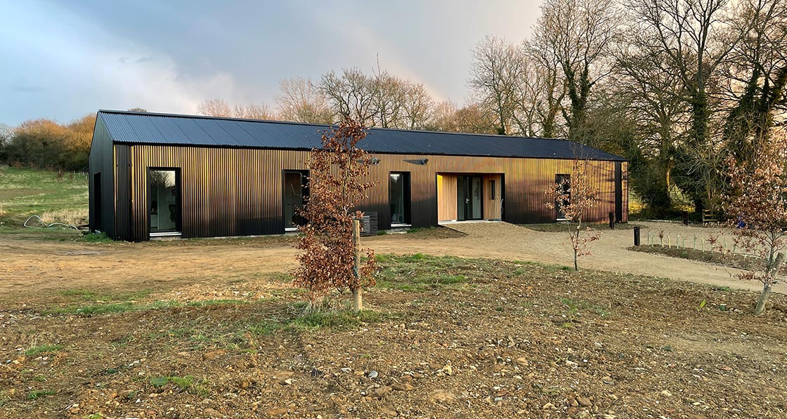 The Thursday long read Charlie Luxton's new Oxfordshire studio is deeply impressive for its exhaustive attention to sustainability, from energy use and embodied carbon to the reuse of materials and it's ecological restoration. it's gorgeous, too. mailchi.mp/passivehousepl…